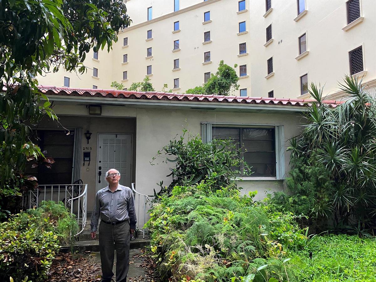 Cercado por una megaconstrucción, un hispano se resiste a abandonar su casa en Miami 1 Miami