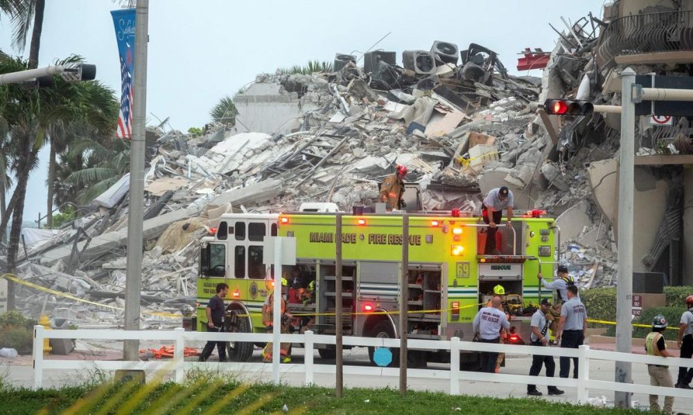 Hay 51 desaparecidos tras el derrumbe de un edificio en Miami Beach, según un canal de TV