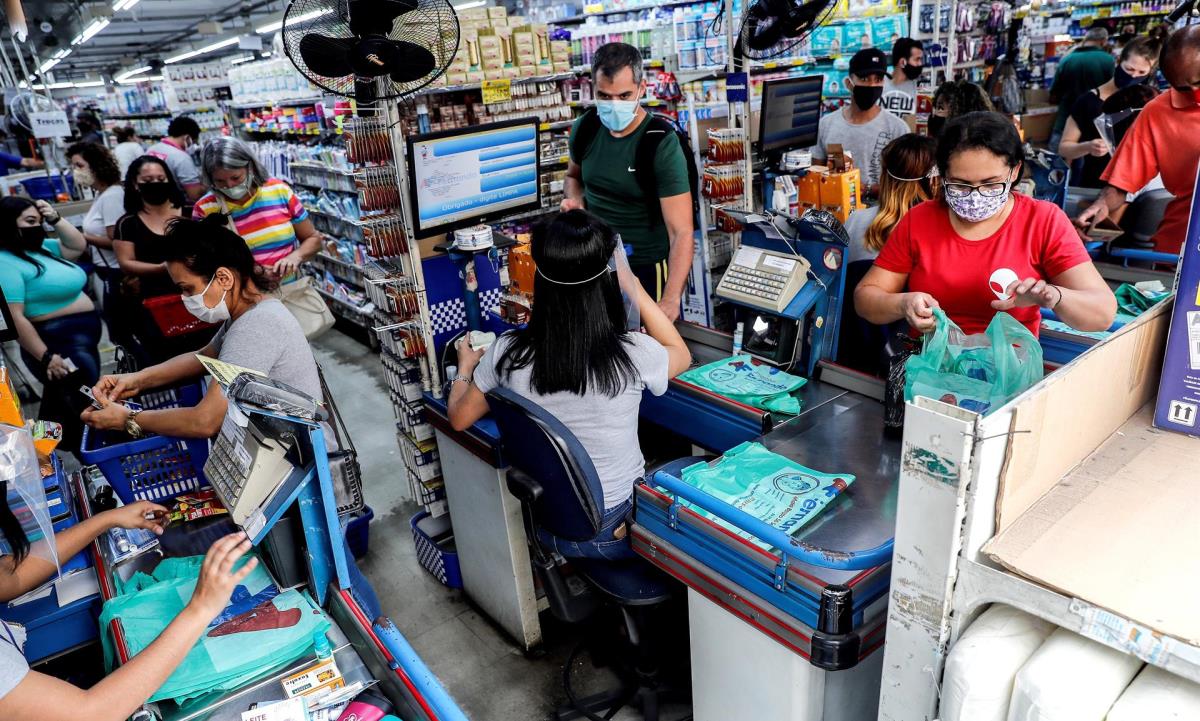 Clientes hacen compras en una tienda de la calle 25 de marzo, una de las regiones de comercio popular más importantes de Sao Paulo (Brasil). EFE/Sebastião Moreira/Archivo economía de Latinoamérica
