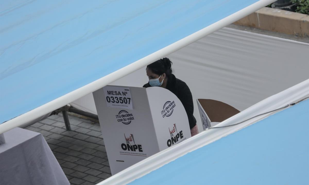 Peruanos emiten su voto en las carpas instaladas en el Parque La Muralla, en el distrito Cercado, el 6 de junio de 2021 en Lima (Perú). EFE/ John Reyes Perú