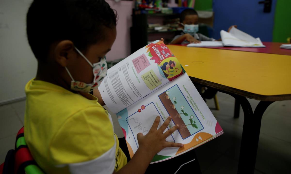 La falta de internet y el precario acceso a la tecnología generaron exclusión escolar en millones de menores de edad durante las cuarentenas. EFE/Bienvenido Velasco/Archivo exclusión escolar
