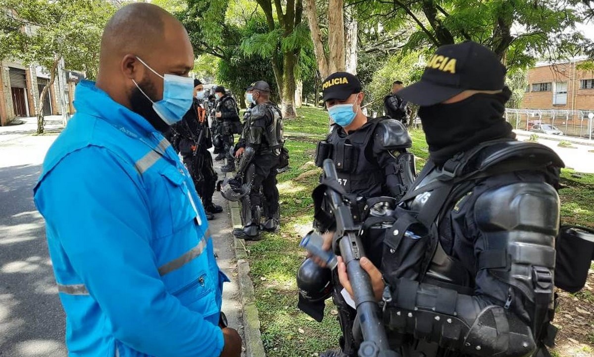 FOTOS: Personería de Medellín revisa armamento del Esmad, de cara a manifestaciones de hoy 1 Personería de Medellín revisa armamento del Esmad