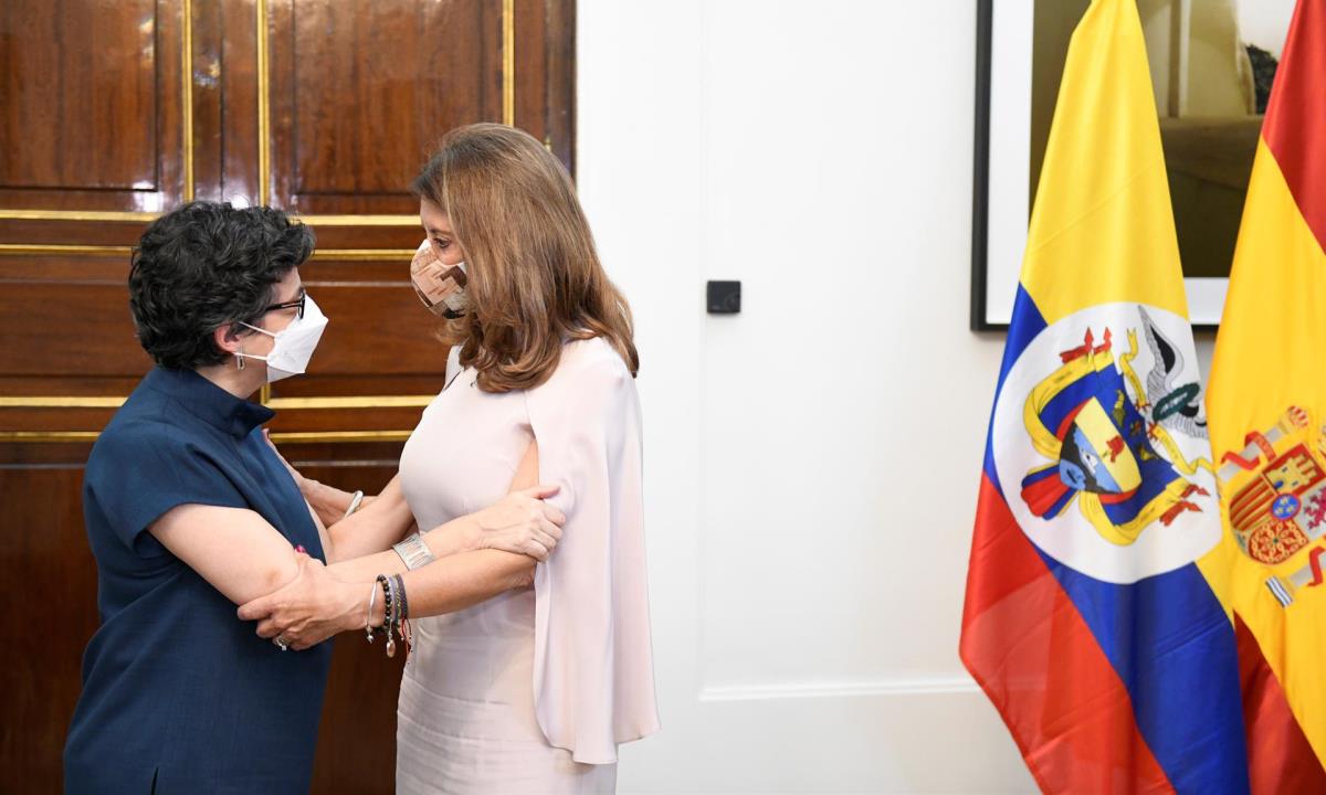 La ministra de Exteriores, Arancha González Laya (i) recibe a la vicepresidenta y ministra de Relaciones Exteriores de Colombia, Marta Lucía Ramírez (d) durante un encuentro celebrado en el Palacio de Viana en Madrid este martes. EFE/Víctor Lerena España y Colombia
