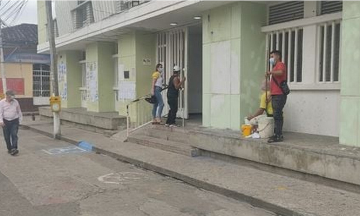 Un grupo de 'maestros de obra' se unieron para arreglar la fachada de la Alcaldía de su municipio 1 garzon