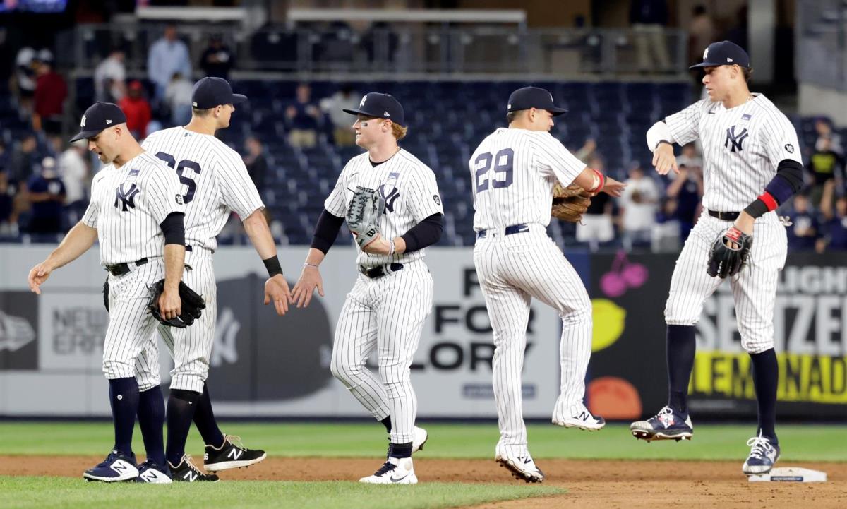 El antesalista colombiano Gio Urshela conectó jonrón al inicio del juego y los Yanquis de Nueva York derrotaron 4-3 a los Rays de Tampa Bay. EFE/EPA/JASON SZENES