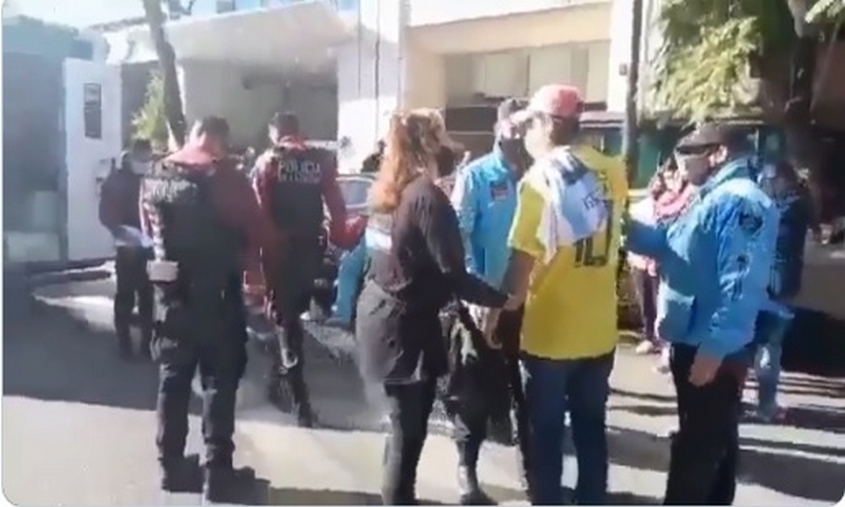 Hombre intentó atropellar a manifestantes colombianos en Argentina 1 hombre-atropellar-colombianos-Argentina
