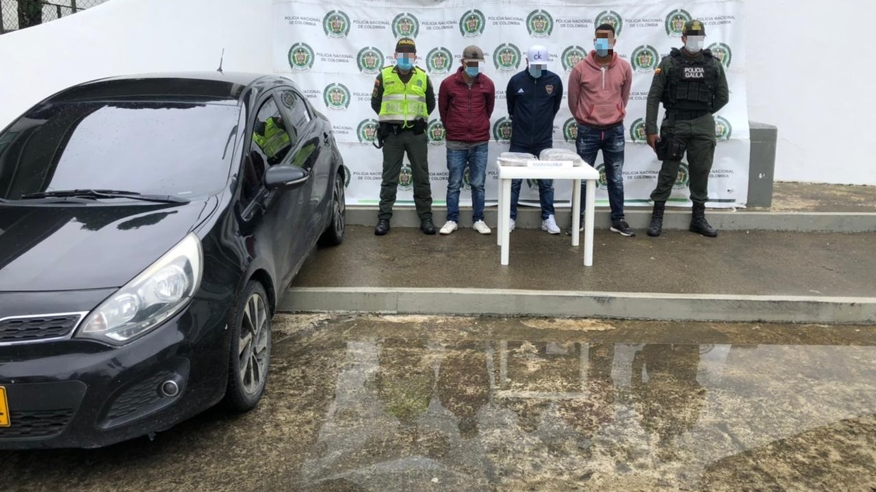 Cogieron a tres hombres que iban en un carro cargado de marihuana 5 hombres carro marihuana 2 1