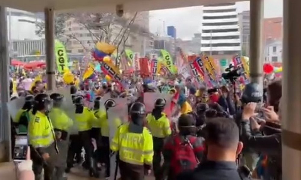 Disturbios a las afueras del Hotel Tequendama en Bogotá