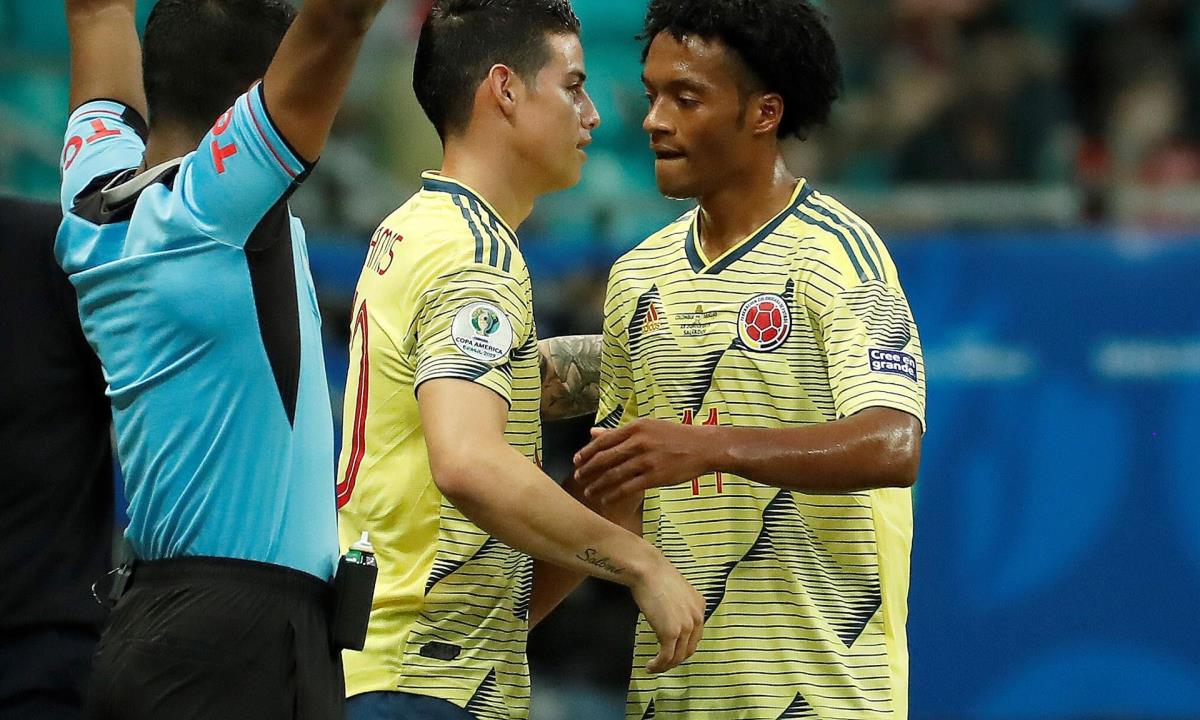 En la imagen, los futbolistas colombianos James Rodríguez (c) y Juan Cuadrado. EFE/Mauricio Dueñas Castañeda/Archivo Copa América