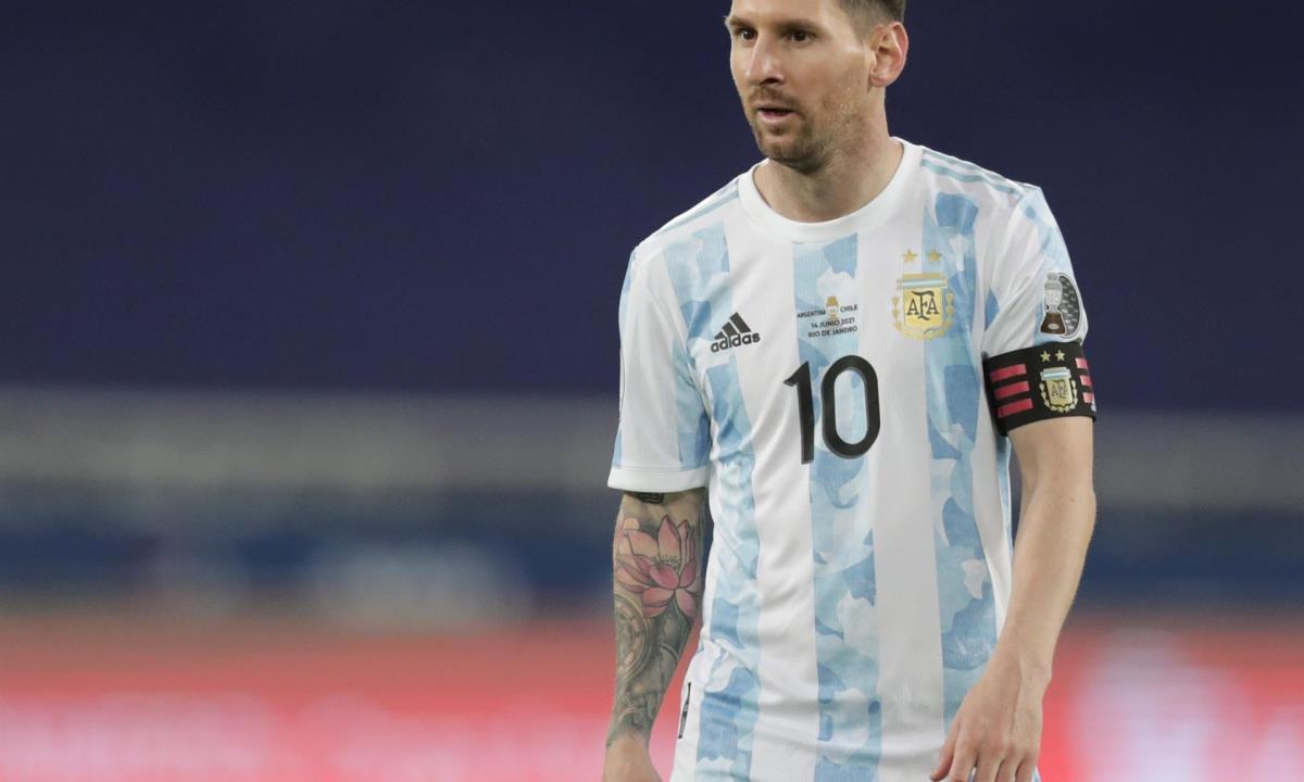 Lionel Messi de Argentina hoy, en un partido del grupo B de la Copa América entre las selecciones de Argentina y Chile en el estadio Olímpico Nilton Santos en Río de Janeiro (Brasil). EFE/Andre Coelho Copa América