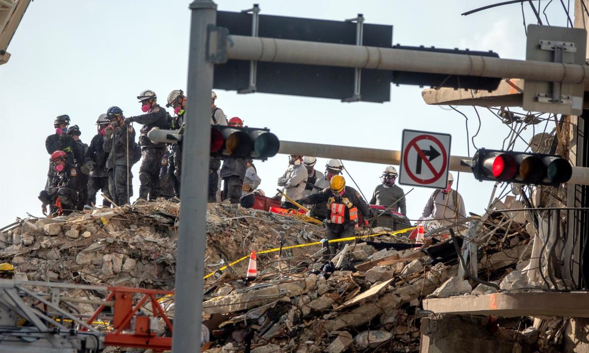 Rescatistas fueron registrados este lunes al trabajar en la zona en la que se un edifico de doce plantas se derrumbó la semana pasada en Surfside (Florida, EE.UU.). EFE/Cristóbal Herrera Miami