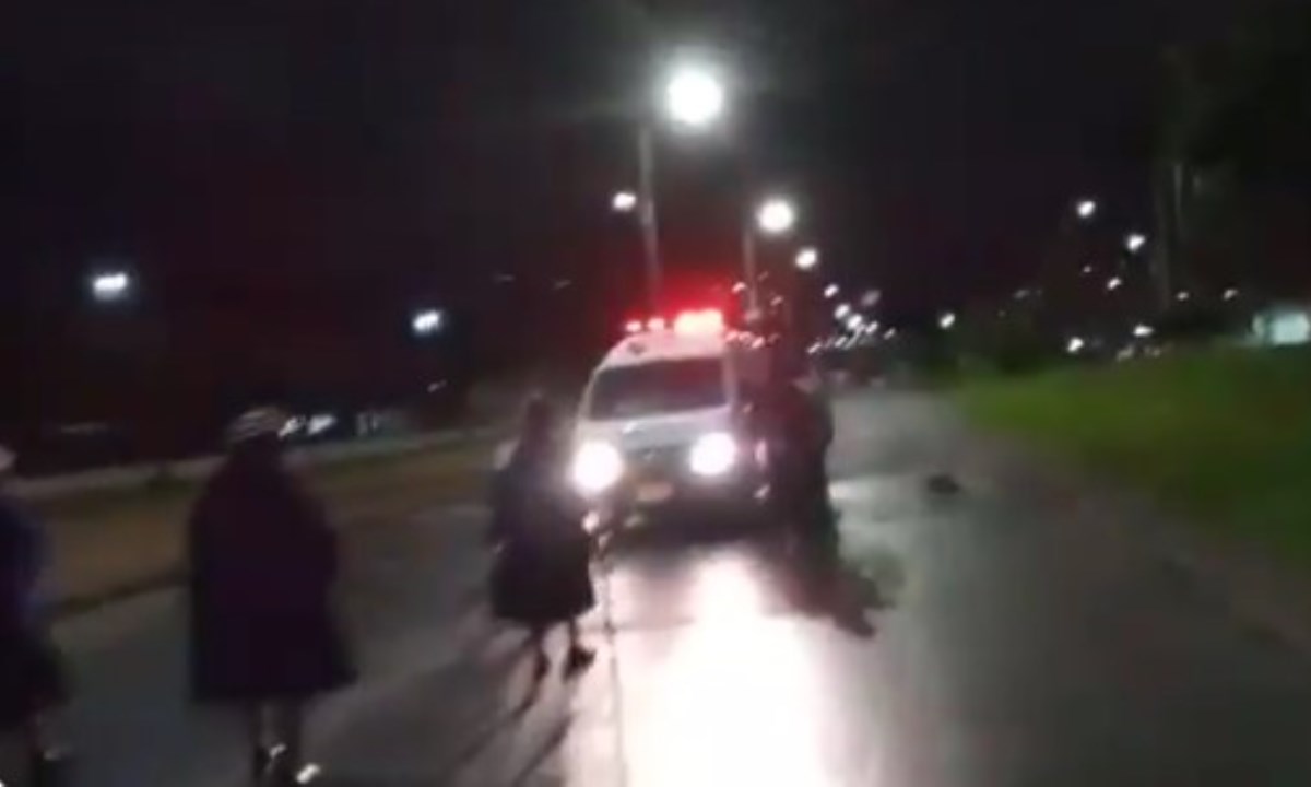 VIDEO: Indígenas impiden el paso a ambulancia en Bogotá 1 indigenas bloquean ambulancia