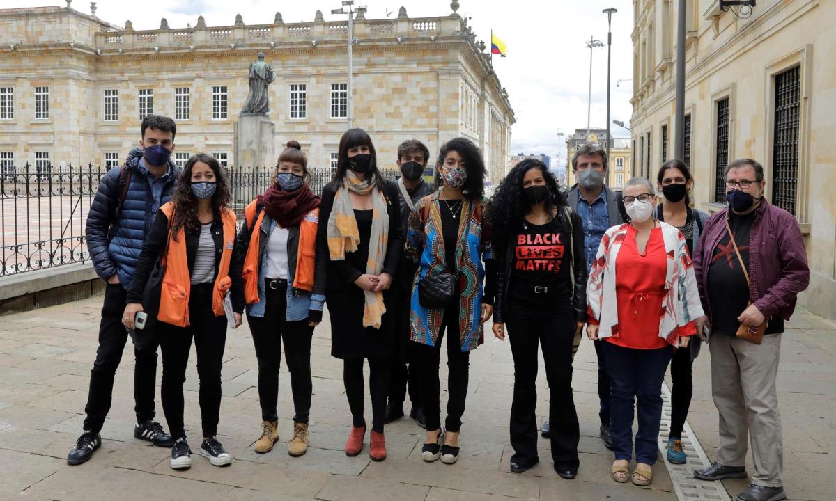 Un grupo de parlamentarios y representantes de organizaciones sociales españolas posa para Efe durante un recorrido por la Plaza de Bolívar y los edificios del Congreso hoy, en Bogotá (Colombia). EFE/Carlos Ortega protestas