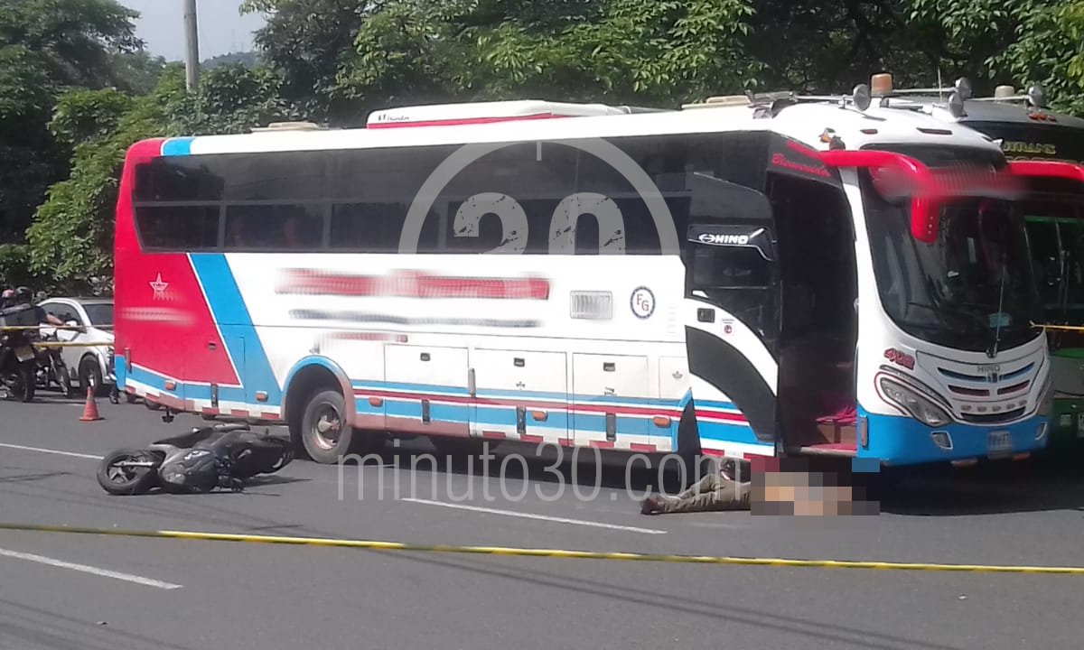 FOTOS Y VIDEO: ¡Muy trágico! Motociclista murió en accidente con bus, por la Terminal del Norte 3 Accidente