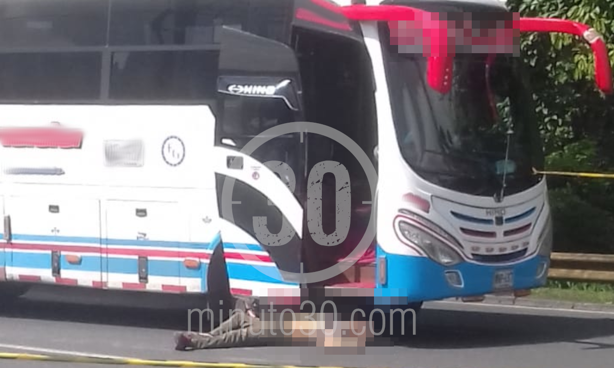 FOTOS Y VIDEO: ¡Muy trágico! Motociclista murió en accidente con bus, por la Terminal del Norte 5 Accidente