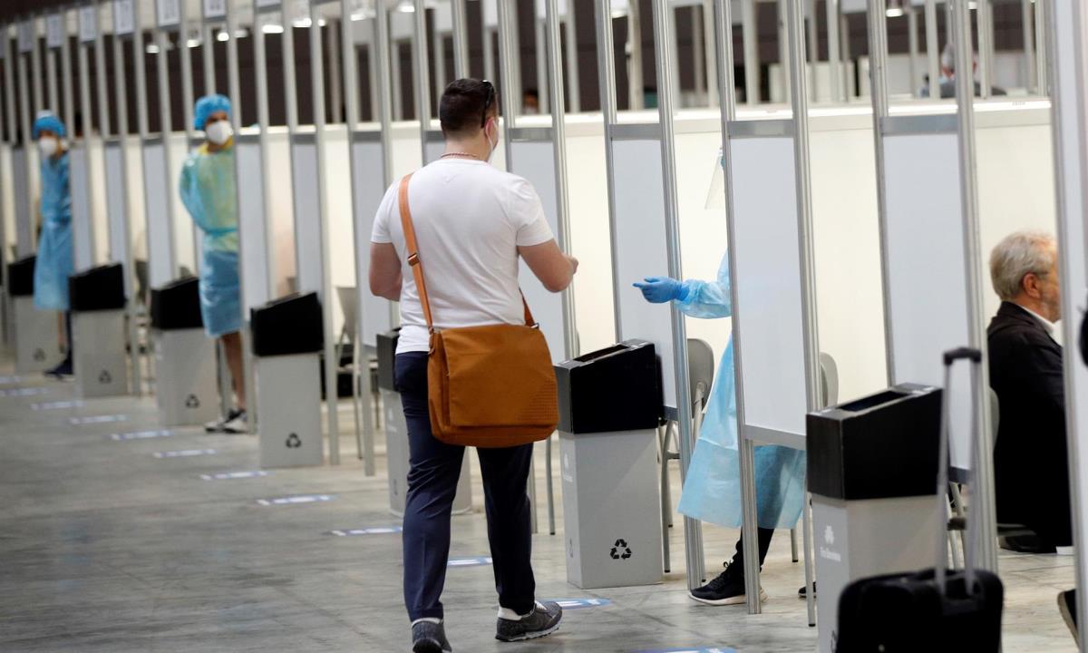 Aspecto de las cabina para la realización de test de antígenos, obligatorio antes de entrar al Mobile World Congress (MWC) de Barcelona, la mayor feria tecnológica del mundo, que tras el parón de 2020 por la pandemia vuelve desde este lunes en un formato híbrido y más reducido. EFE/Alejandro García Mobile World Congress