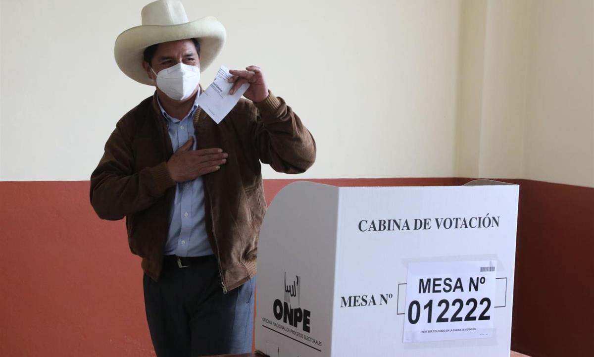 Pedro Castillo vota y pide a los peruanos unión para sacar adelante al país 1 Pedro Castillo