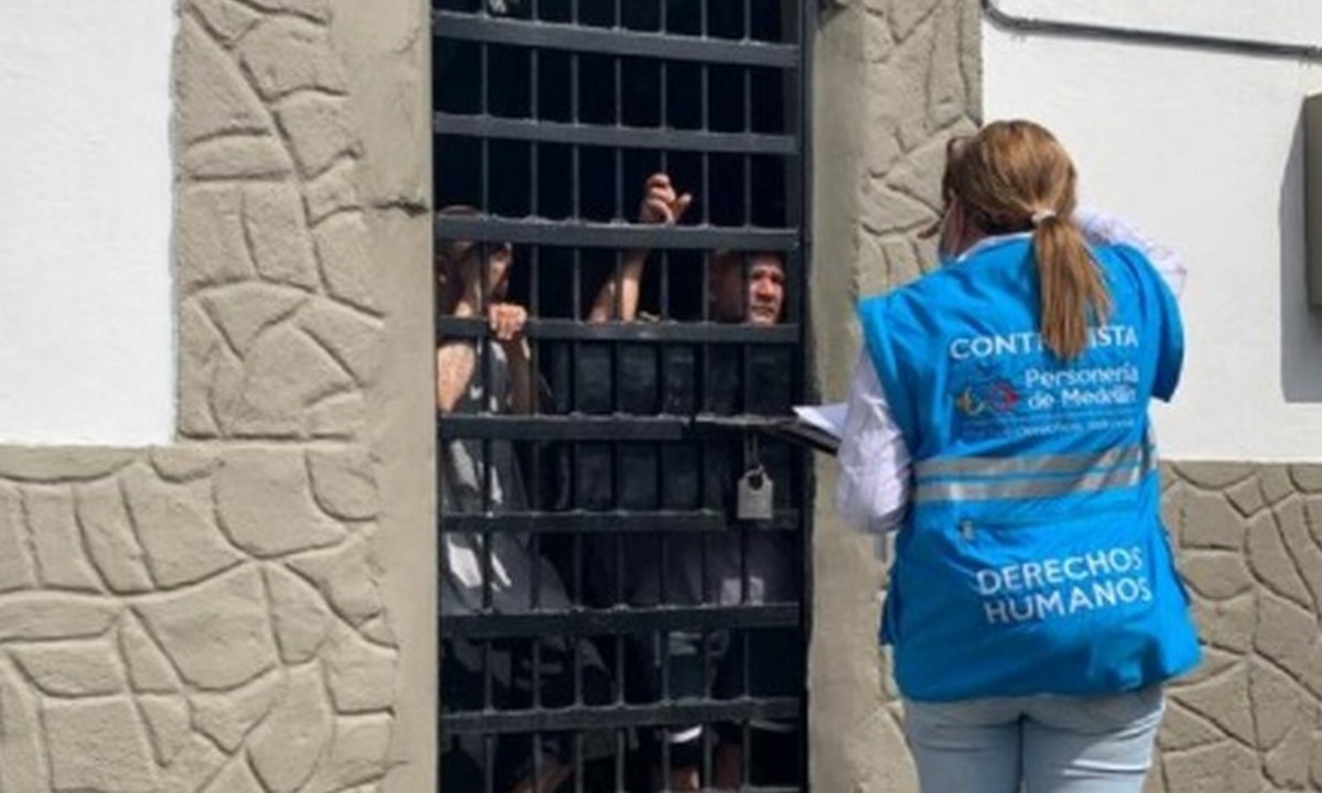 Persiste el hacinamiento en las estaciones de Policía del Doce de Octubre y Castilla: Personería 1 Hacinamiento en dos estaciones de Policía de Medellín