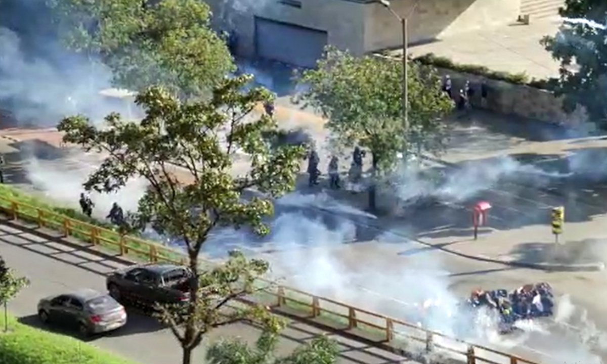 EN VIDEO: ¡Se prendieron! A la altura de Plaza Mayor se registran enfrentamientos 1 Plaza Mayor
