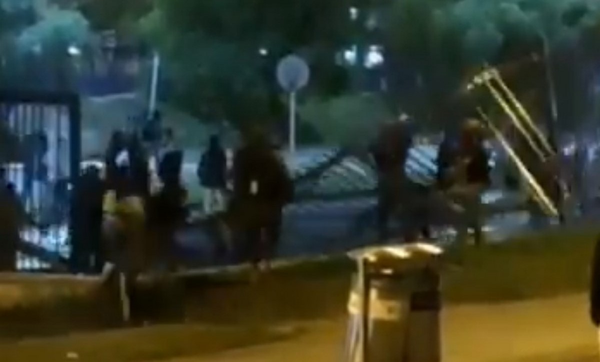 Tumbaron la reja que encierra el Portal Américas en Bogotá Tumbaron la reja que encierra el Portal Américas en Bogotá