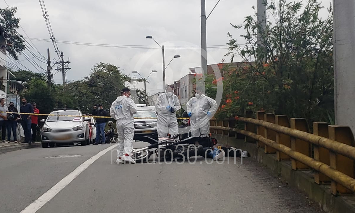 EN VÍDEO: ¡Se lo bajó de la moto! Por la 65 presunto ladrón murió tras ser baleado 1 ladrón