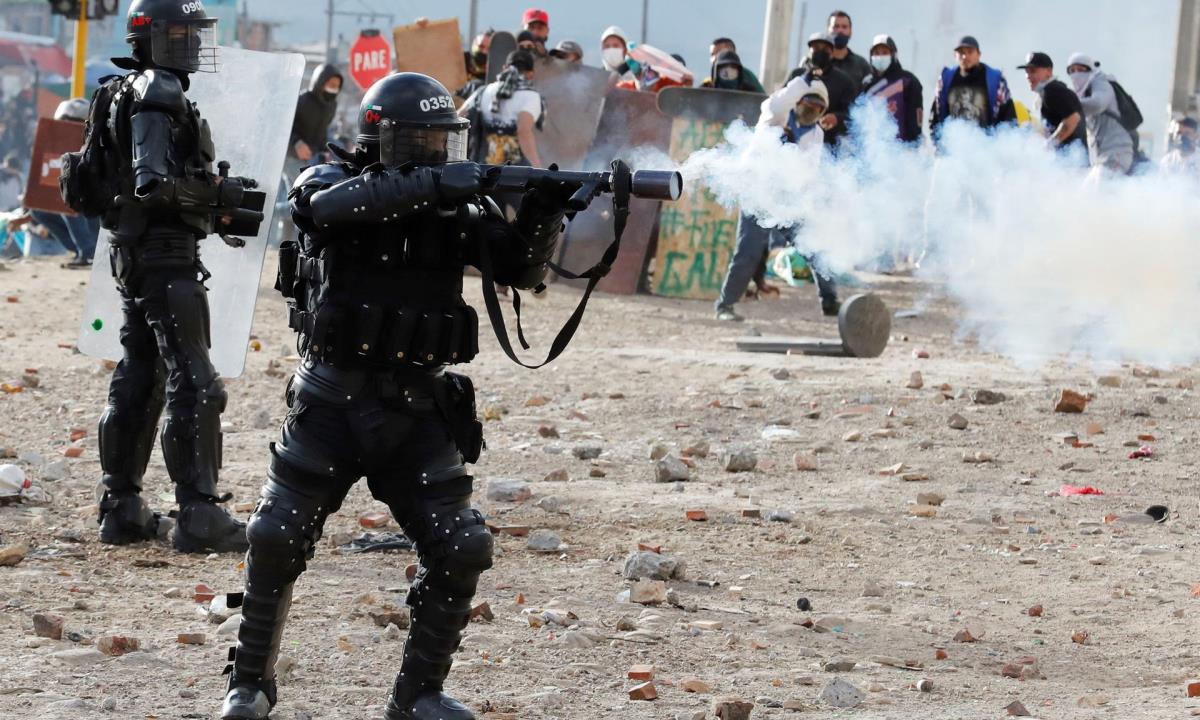 En la imagen, Integrantes del Escuadrón Móvil Antidisturbios (ESMAD) se enfrentan a en el sector de Usme, sur de Bogotá (Colombia). EFE/ Mauricio Dueñas Castañeda/Archivo Bogotá