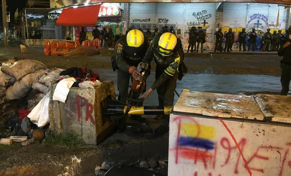 Fotos y videos: Fuerza Pública logró desbloquear el sector de Puerto Rellena en Cali 1 Fuerza Público desbloqueó Puerto Rellena en Cali
