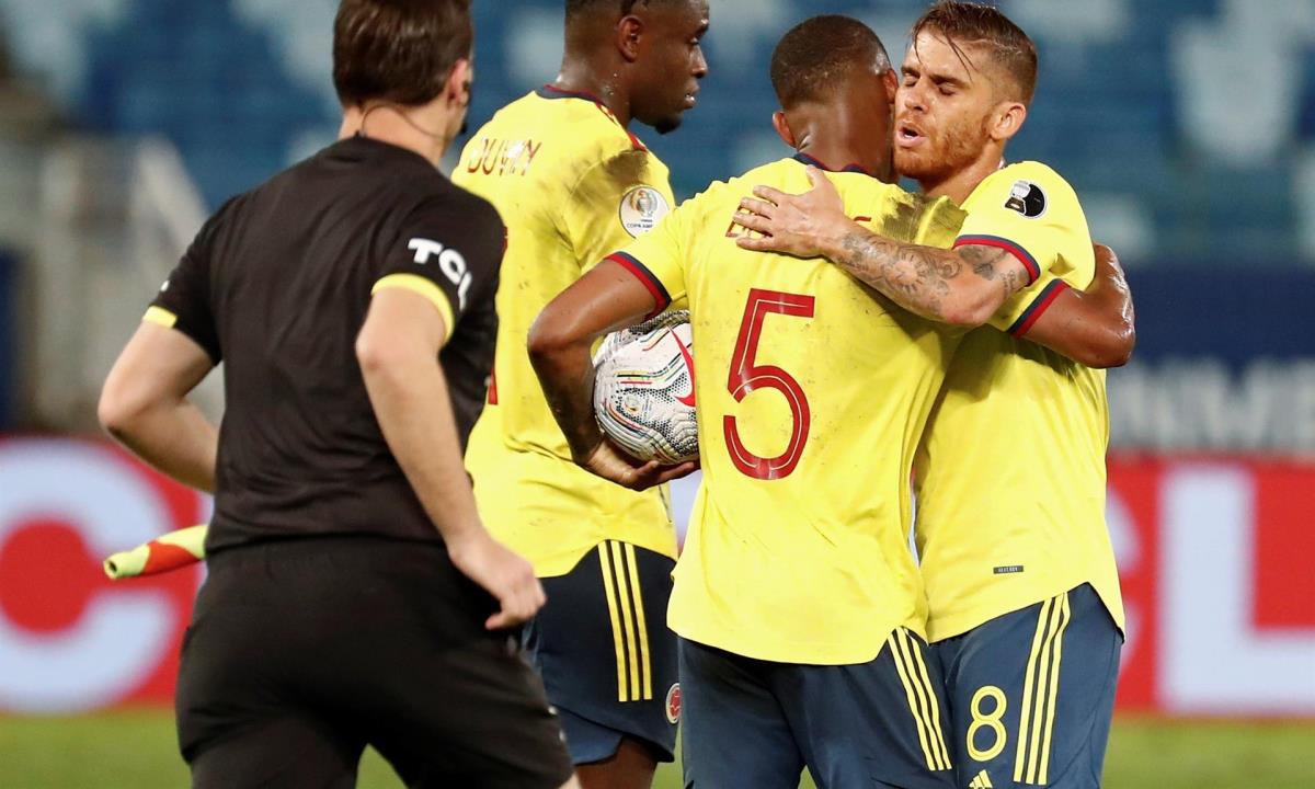 El jugador Gustavo Cuellar (d) de Colombia saluda hoy a su compañero Wilmar Barrios tras el final del partido contra Ecuador por el grupo A de la Copa América, en el estadio Arena Pantanal, en Cuiabá (Brasil). EFE/Sebastiao Moreira selección Colombia
