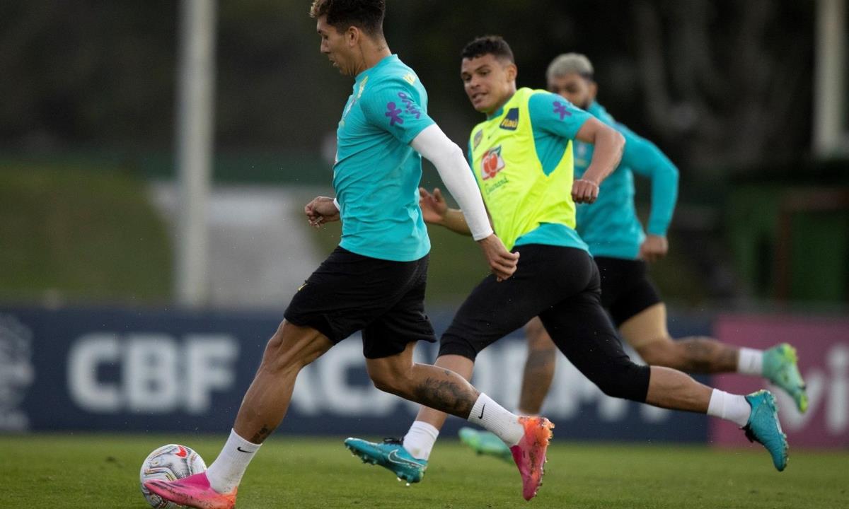 Fotografía cedida por la Confederación Brasileña de Fútbol (CBF) que muestra a los jugadores de la selección de Brasil Roberto Firmino (i) y Thiago Silva (d) durante un entrenamiento en la Granja Comary, en Teresópolis (Brasil). EFE/ Lucas Figueiredo/CBF selección brasileña