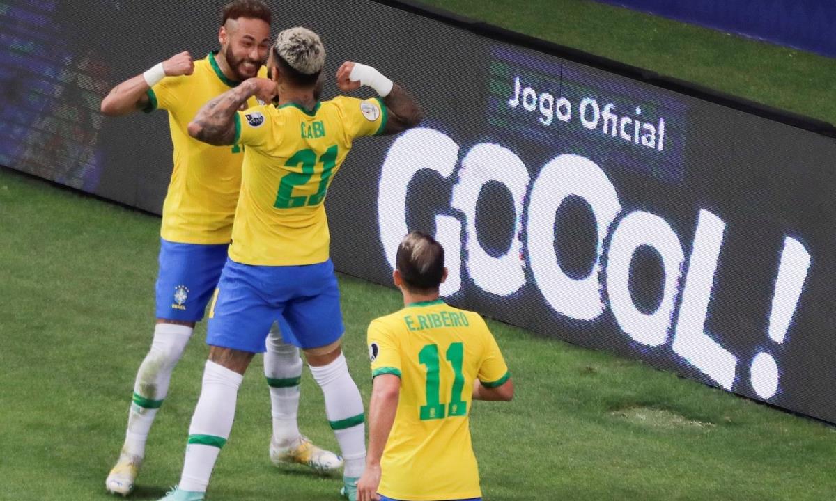 El jugador Gabriel Barbosa (c) de Brasil celebra el 13 de junio con su compañero Neymar Jr (i) tras anotar contra Venezuela, durante el partido inaugural de la Copa América en el estadio Mané Garrincha, en Brasilia (Brasil). EFE/Joedson Alves Neymar