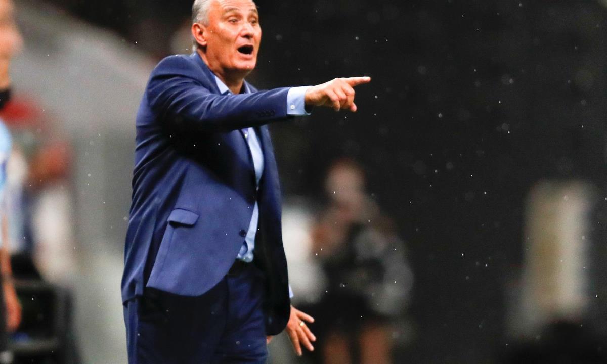 El entrenador Tite de Brasil da indicaciones a sus jugadores contra Venezuela, durante el partido inaugural de la Copa América en el estadio Mané Garrincha, en Brasilia (Brasil). EFE/Fernando Bizerra Jr selección Brasil