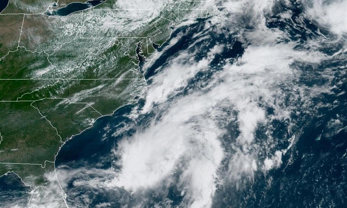 Fotografía cedida por la Oficina Nacional de Administración Oceánica y Atmosférica (NOAA) donde se muestra la situación en el Atlántico frente a las costas estadounidenses a las 11:26 hora local (15:26 GMT). EFE/NOAA-NHC Tormenta tropical
