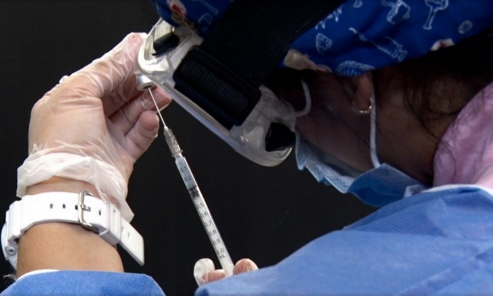 En Cali van a empezar a vacunar por la noche