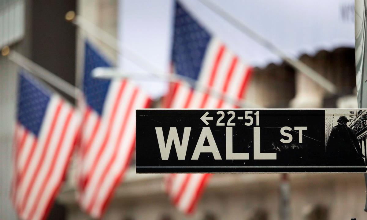 Al cierre de la sesión en la Bolsa de Nueva York, el Dow Jones bajó un 0,21 % o 71,34 puntos, hasta las 33.874,24 unidades, mientras el S&P 500 cedió un 0,11 % o 4,60 puntos, hasta los 4.241,84 enteros. EFE/Justin Lane/Archivo Wall Street