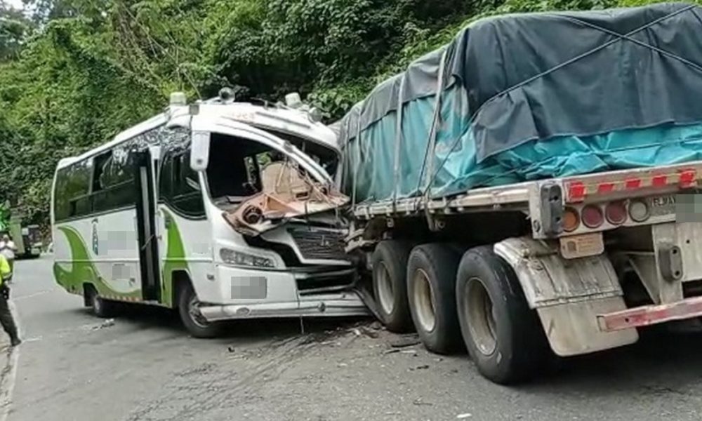 [Video] ¡Terrible! Choque entre dos vehículos en la vía Medellín - Bogotá dejó 19 heridos