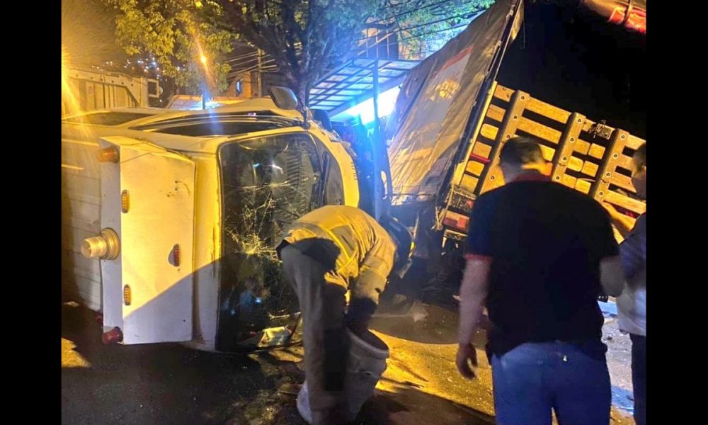 [Fotos] Un bus terminó volcado en Los Mangos, hay 5 heridos