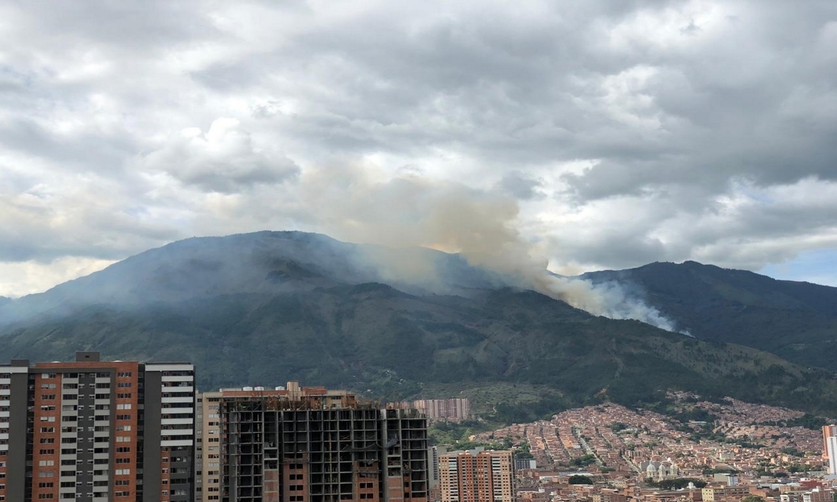 VIDEO: ¡Se prendió! Reportan incendio en el cerro Quitasol, en Bello 1 Bello