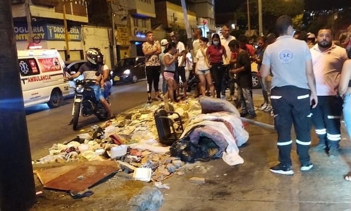 ¡Qué horror! Envuelta en un colchón y baleada, así encontraron a una mujer en Cali 1 Envuelta en un colchón y baleada, así encontraron a mujer