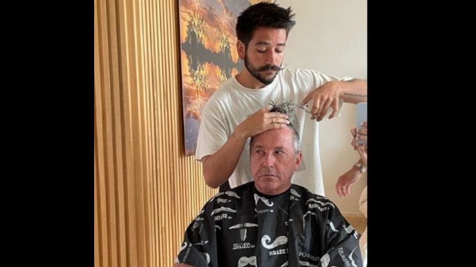 ¿Qué tal la cara de susto? Camilo le cambia el look a Ricardo Montaner ¿Qué tal la cara de susto? Camilo le cambia el look a Ricardo Montaner