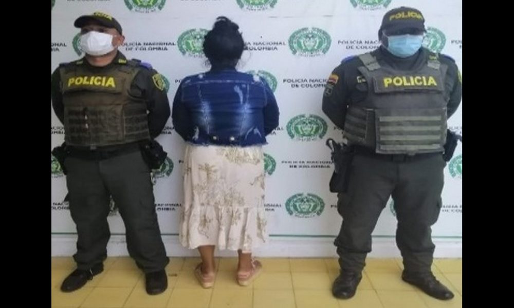 Cogieron a esta mujer que estaría agrediendo con un cuchillo a su propia nieta