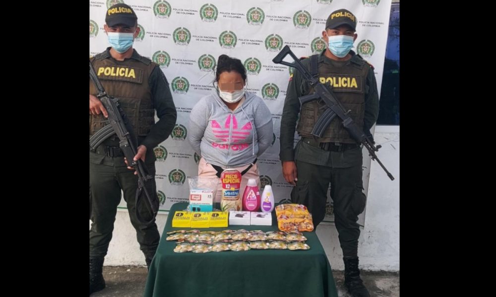 Pillaron a esta mujer robando productos de aseo personal y de belleza