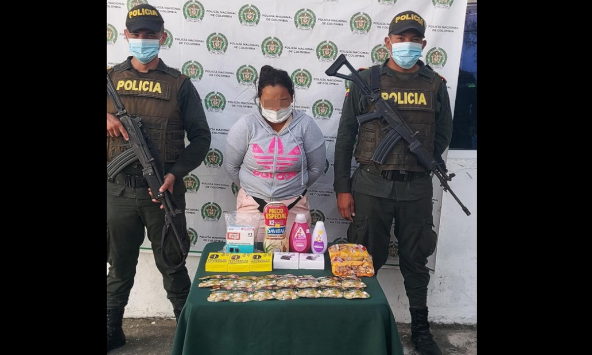 Pillaron a esta mujer robando productos de aseo personal y de belleza Pillaron a esta mujer robando productos de aseo personal y de belleza