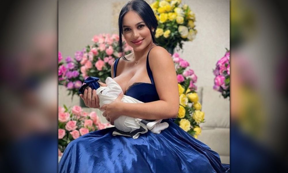 'El Chupó' bañado en oro y con piedras preciosas que Andrea Valdiri le mandó a hacer a su bebé