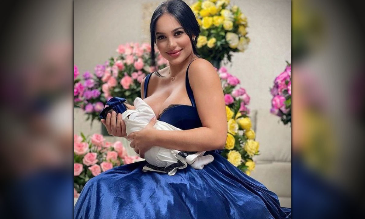 El-Chupo-banado-en-oro-y-con-piedras-preciosas-que-Andrea-Valdiri-le-mando-a-hacer-a-su-bebe 'El Chupó' bañado en oro y con piedras preciosas que Andrea Valdiri le mandó a hacer a su bebé