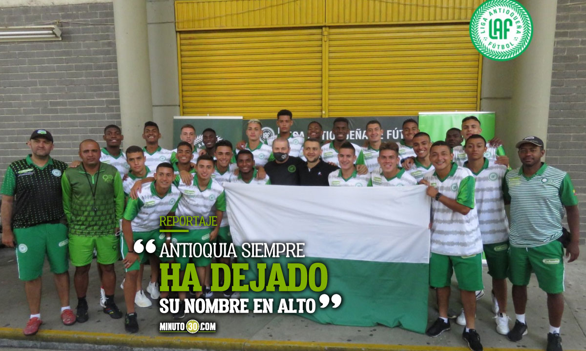 Futbolistas-antioquenos-recibieron-con-orgullo-la-bandera-del-departamento