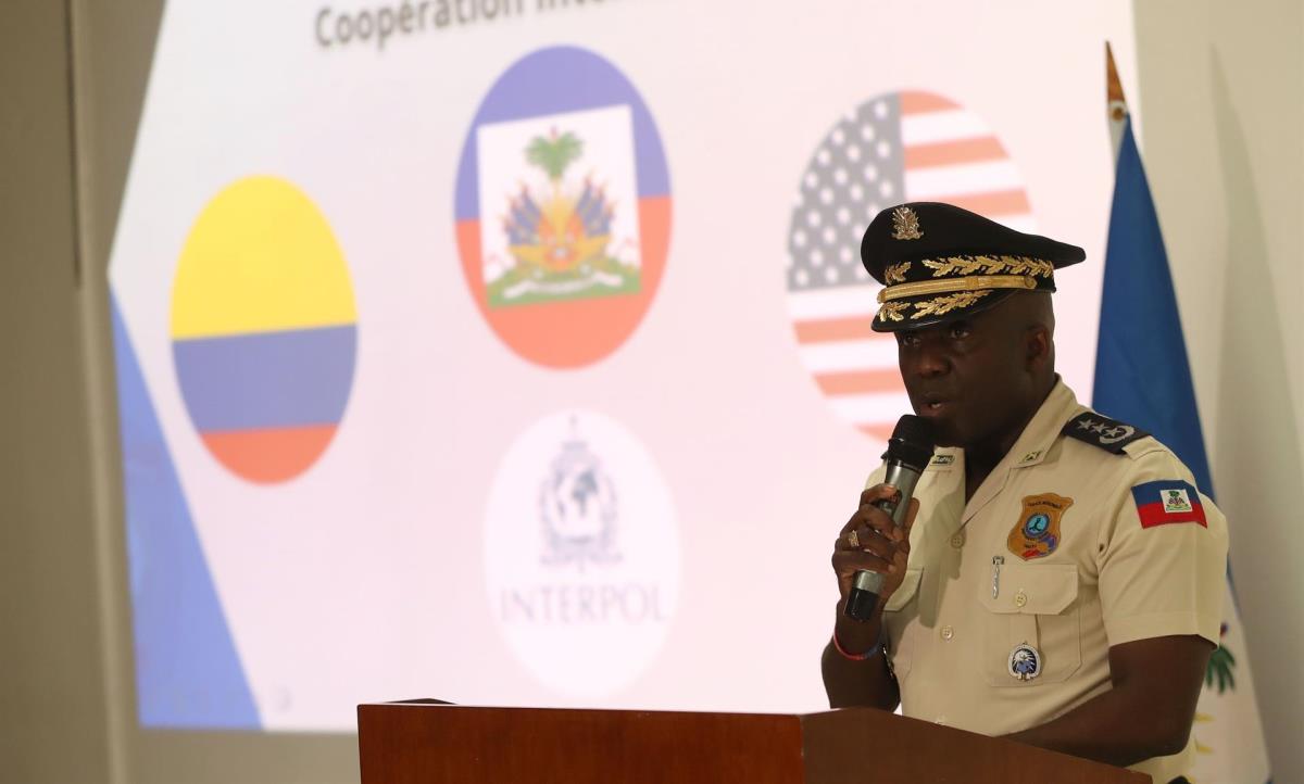 León Charles, jefe de la policía de Haití, habla durante una rueda de prensa hoy en Puerto Príncipe (Haití). EFE/Orlando Barria Moise