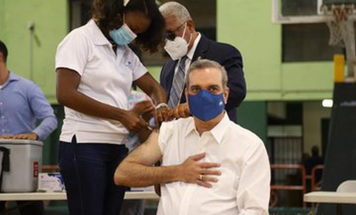 Presidente de Republica Dominicana recibe tercera dosis de vacuna contra covid-19 1 Luis Abinader presidente