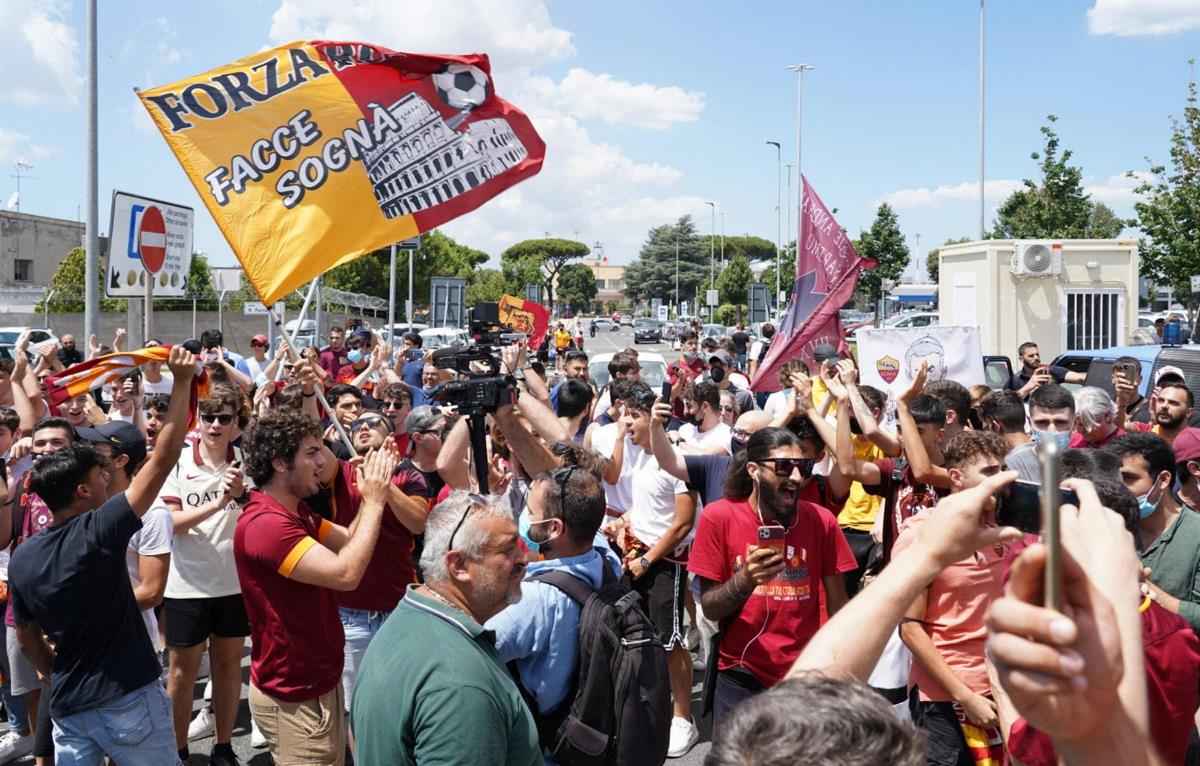 José Mourinho llega a Roma ovacionado por cientos de aficionados 3 MOURINHO1