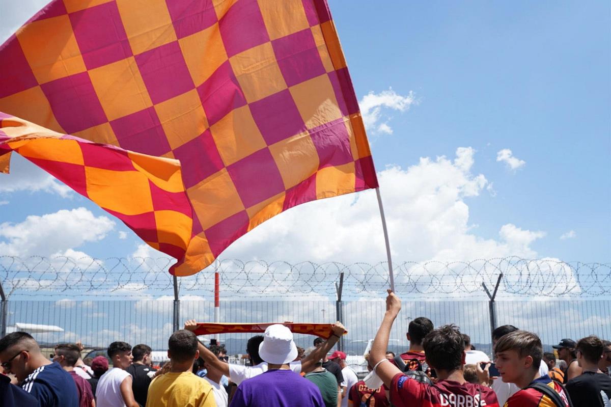 José Mourinho llega a Roma ovacionado por cientos de aficionados 4 MOURINHO4