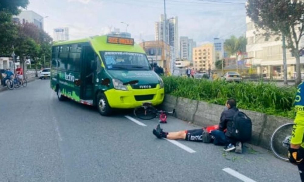 Colectivo se chocó contra un ciclista en Manizales